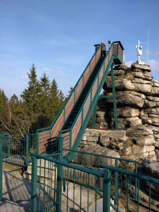 Die Plattform über dem Aussichtsfelsen der Greifensteine bei Ehrenfriedersdorf.