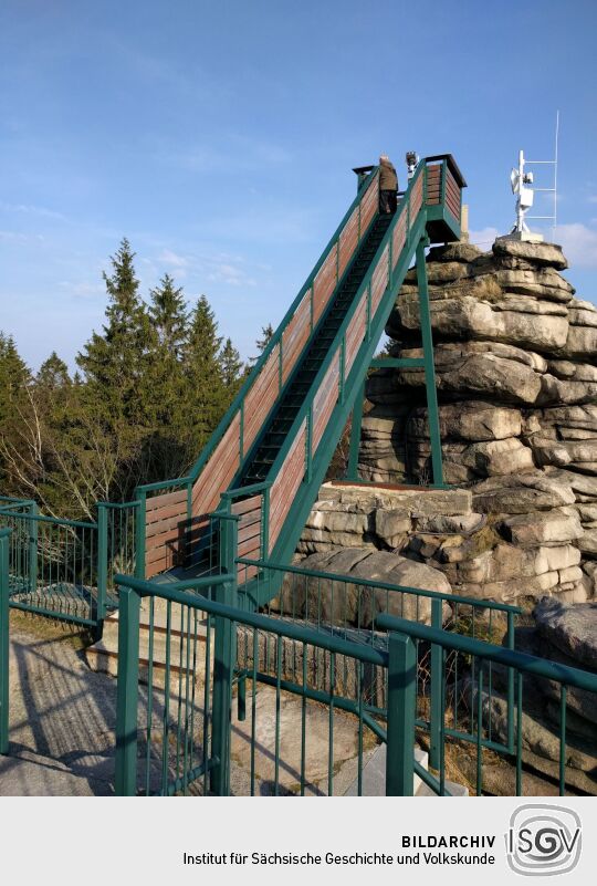 Die Plattform über dem Aussichtsfelsen der Greifensteine bei Ehrenfriedersdorf.