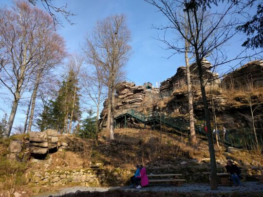 Der Aufstieg zur Plattform über dem Aussichtsfelsen der Greifensteine bei Ehrenfriedersdorf.