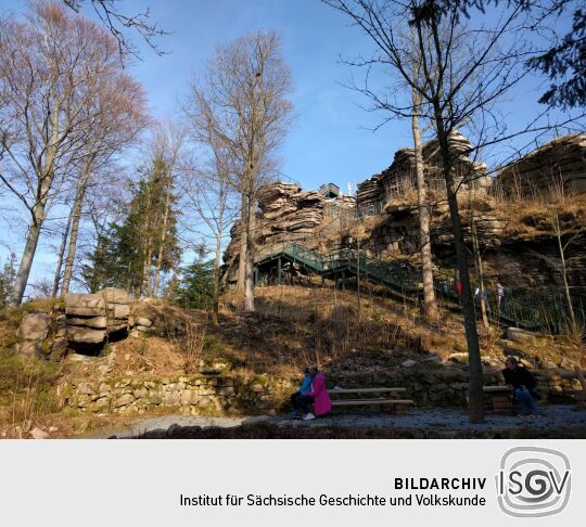 Der Aufstieg zur Plattform über dem Aussichtsfelsen der Greifensteine bei Ehrenfriedersdorf.