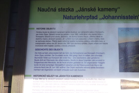 Infotafel zum Naturlehrpfad auf dem Johannistein (Jánské kamen) nahe des Oybiner Ortsteils Hain.