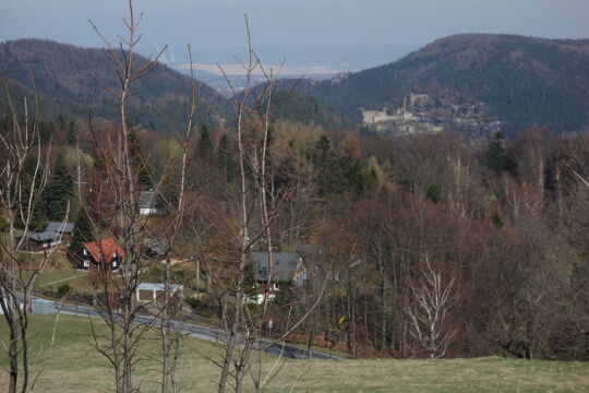 Blick von der Höhe des Johannisteins (Jánské kameny) nach Oybin.