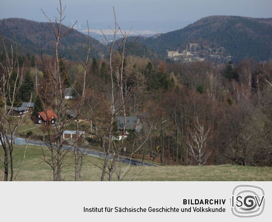 Blick von der Höhe des Johannisteins (Jánské kameny) nach Oybin.