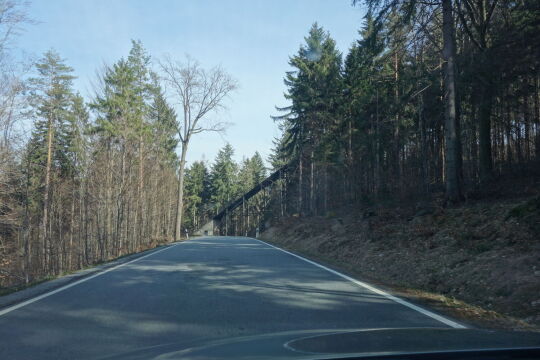 Die hölzerne Skisprungschanze am Hochwaldhang bei Oybin.