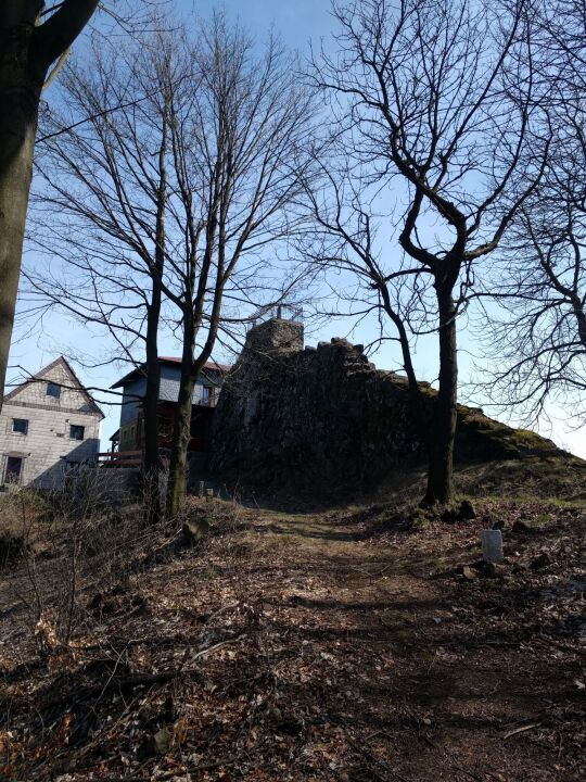 Das wiedererrichtete Aussichtsplateau auf dem Johannistein (Jánské kamen) nahe des Oybiner Ortsteils Hain.