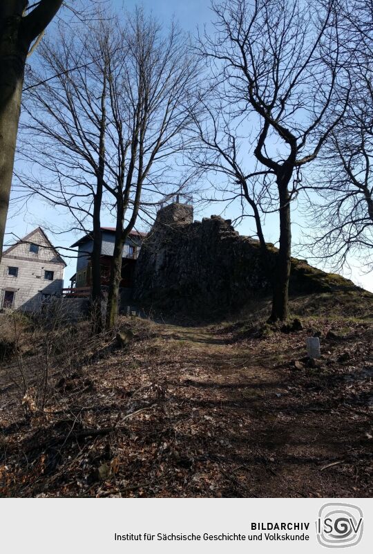 Das wiedererrichtete Aussichtsplateau auf dem Johannistein (Jánské kamen) nahe des Oybiner Ortsteils Hain.