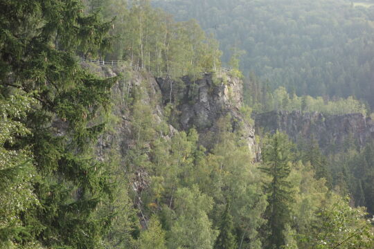 Der Katzenstein oberhalb der Schwarzen Pockau bei Pobershau im Erzgebirge.