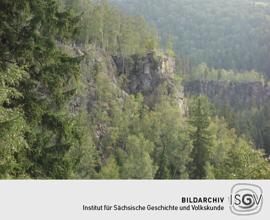 Der Katzenstein oberhalb der Schwarzen Pockau bei Pobershau im Erzgebirge.