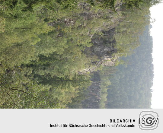 Der Katzenstein oberhalb der Schwarzen Pockau bei Pobershau im Erzgebirge.