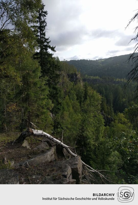 Der Katzenstein oberhalb der Schwarzen Pockau bei Pobershau im Erzgebirge.