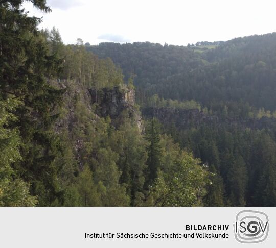 Der Katzenstein oberhalb der Schwarzen Pockau bei Pobershau im Erzgebirge.