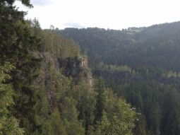 Der Katzenstein oberhalb der Schwarzen Pockau bei Pobershau im Erzgebirge.