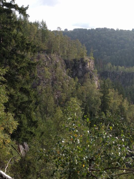 Der Katzenstein oberhalb der Schwarzen Pockau bei Pobershau im Erzgebirge.