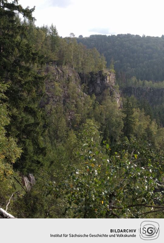 Der Katzenstein oberhalb der Schwarzen Pockau bei Pobershau im Erzgebirge.