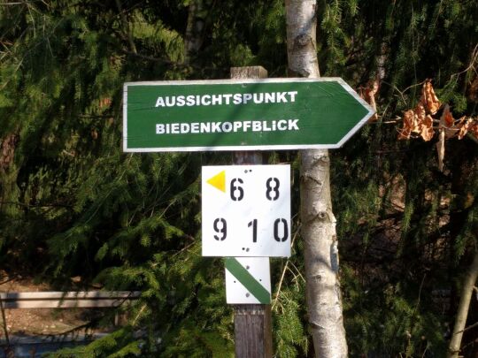 Wegweiser zum Aussichtspunkt Biedenkopfblick am Hammerberg in Aue-Bad Schlema.