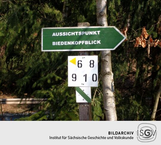 Wegweiser zum Aussichtspunkt Biedenkopfblick am Hammerberg in Aue-Bad Schlema.