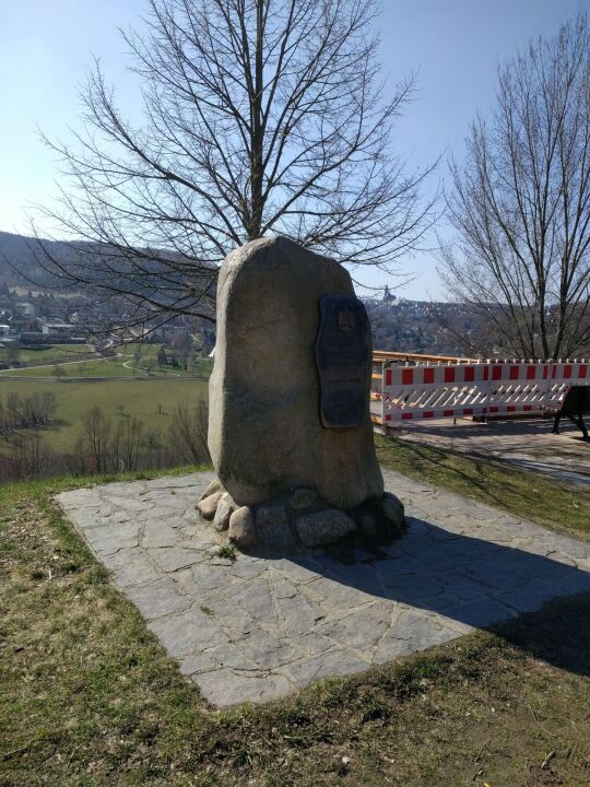 Der Biedenkopfstein am Aussichtspunkt Biedenkopfblick am Hammerberg in Aue-Bad Schlema.