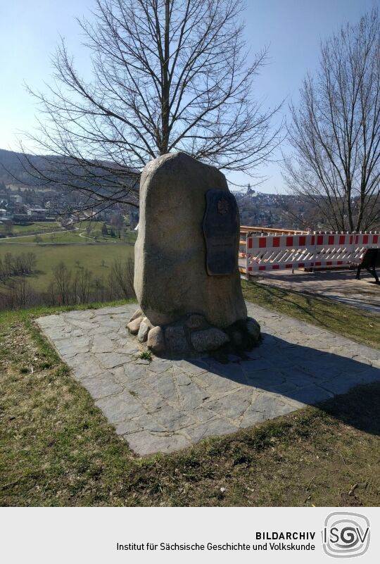 Der Biedenkopfstein am Aussichtspunkt Biedenkopfblick am Hammerberg in Aue-Bad Schlema.