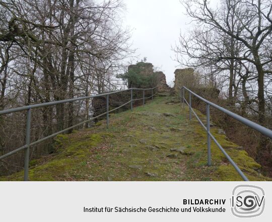 Zugang zur Ruine des Jagdschlösschens auf dem Keulenberg bei Oberlichtenau.