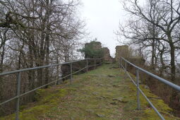 Zugang zur Ruine des Jagdschlösschens auf dem Keulenberg bei Oberlichtenau.