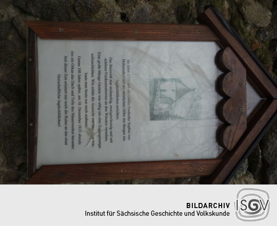 Touristische Informationstafel zur Geschichte des Jagdschlösschens auf dem Keulenberg bei Oberlichtenau.