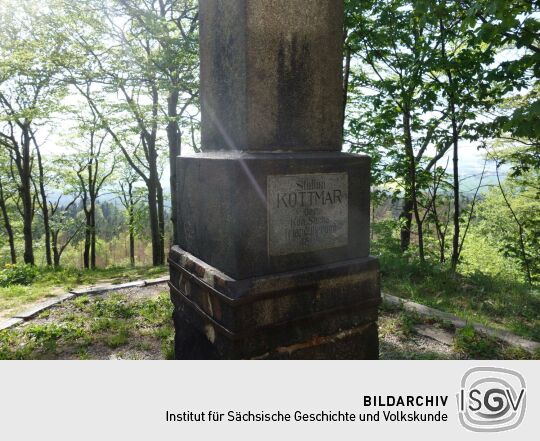 Inschrift an der Vermessungssäule Station Kottmar der Königlich Sächsischen Triangulierung von 1864.