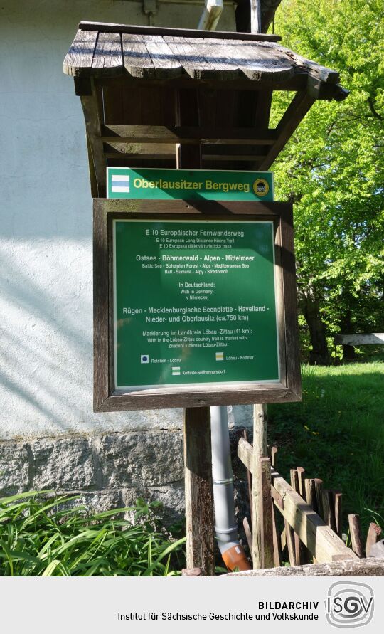 Hinweistafel auf den Europäischen Fernwanderweg E 10 auf dem Kottmar.