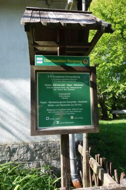 Hinweistafel auf den Europäischen Fernwanderweg E 10 auf dem Kottmar.
