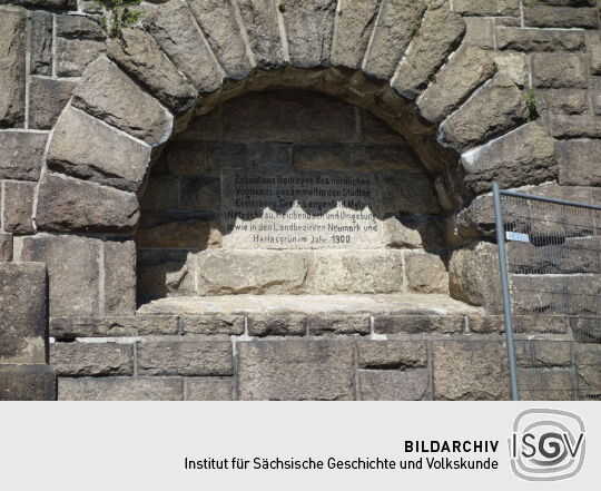 Inschrift am 1900 als Bismarckturm errichteten Aussichtsturm auf dem Kuhberg bei Netzschkau.