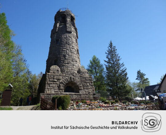 Der 1900 als Bismarckturm errichtete Aussichtsturm auf dem Kuhberg bei Netzschkau.