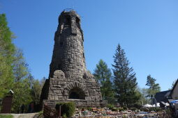 Der 1900 als Bismarckturm errichtete Aussichtsturm auf dem Kuhberg bei Netzschkau.