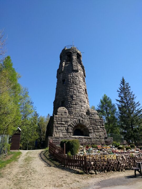 Der 1900 als Bismarckturm errichtete Aussichtsturm auf dem Kuhberg bei Netzschkau.