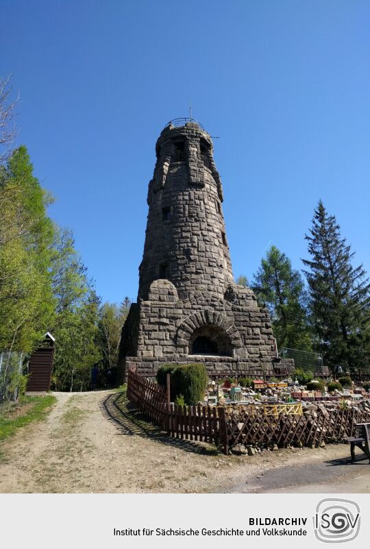 Der 1900 als Bismarckturm errichtete Aussichtsturm auf dem Kuhberg bei Netzschkau.