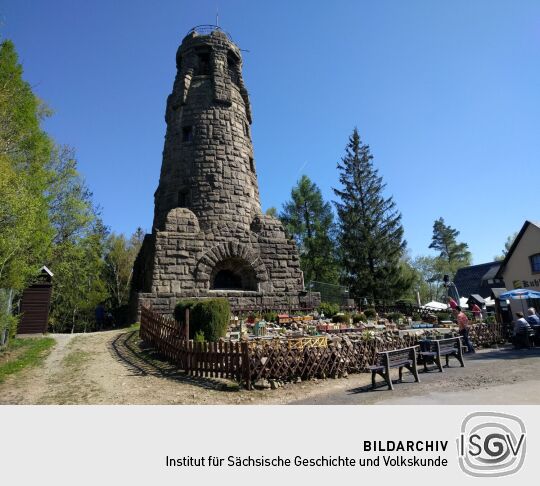 Der 1900 als Bismarckturm errichtete Aussichtsturm auf dem Kuhberg bei Netzschkau.