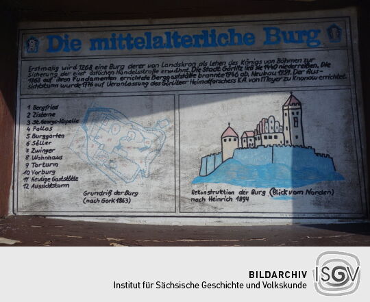 Infotafel zur Baugeschichte der Anlagen auf dem Gipfel der landeskrone bei Görlitz.