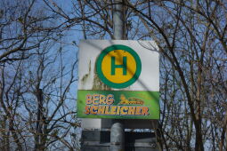 Haltestellenschild des Bergkraxlers auf dem Gipfel der Landeskrone bei Görlitz - ein Bus für Touristen.