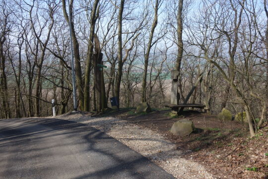 Ruhebank an der Straße zum Gipfel der Landeskrone bei Görlitz.