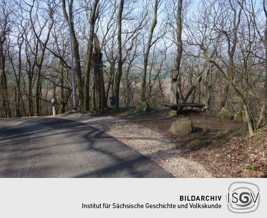 Ruhebank an der Straße zum Gipfel der Landeskrone bei Görlitz.