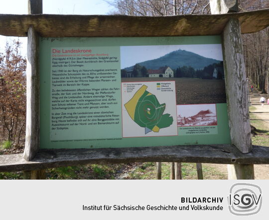 Infotafel an der historischen Lindenallee, dem Aufgang zur Landeskrone bei Görlitz.