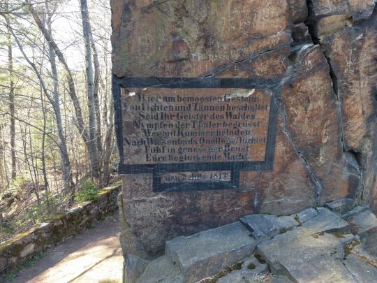 Inschrift an einem Felsen in der Nähe von Mays Turm in Thermalbad Wiesenbad.