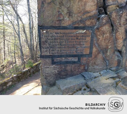 Inschrift an einem Felsen in der Nähe von Mays Turm in Thermalbad Wiesenbad.