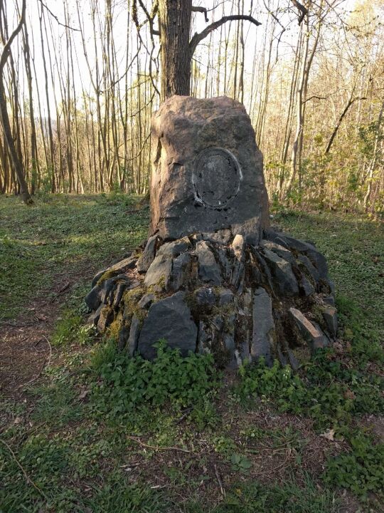 Erinnerungsstein an Generalfeldmarschall Moltke auf der Anton-Günther-Höhe bei Wolkenstein.