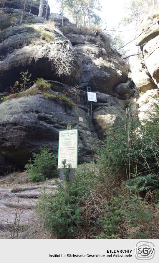 Der Aufstieg zu den Nonnenfelsen im Zittauer Gebirge.