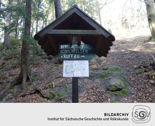 Wegweiser für den Aufstieg zu den Nonnenfelsen im Zittauer Gebirge.