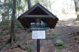 Wegweiser für den Aufstieg zu den Nonnenfelsen im Zittauer Gebirge.