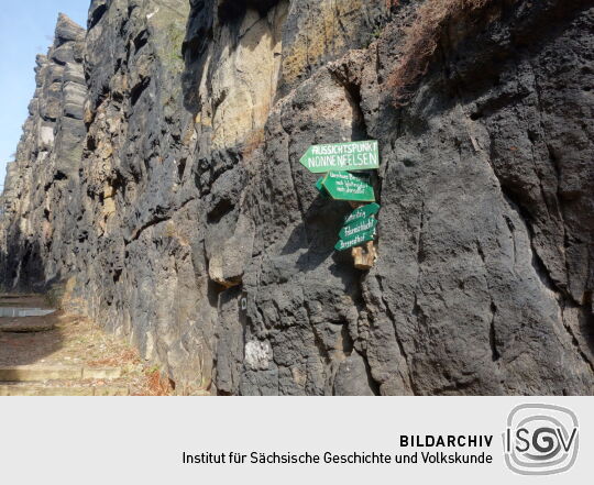 Wegweiser an den Stufen des Schwarzen Ganges zur Aussichtsplattform auf den Nonnenfelsen.