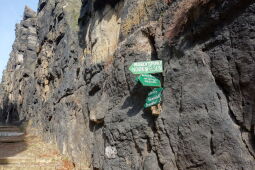 Wegweiser an den Stufen des Schwarzen Ganges zur Aussichtsplattform auf den Nonnenfelsen.