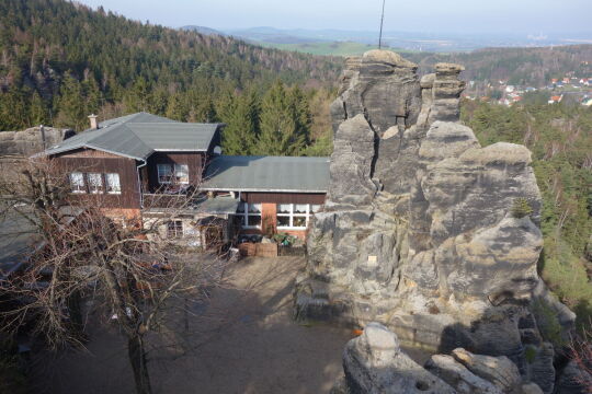 Die Gaststätte auf den Nonnenfelsen im Zittauer Gebirge.