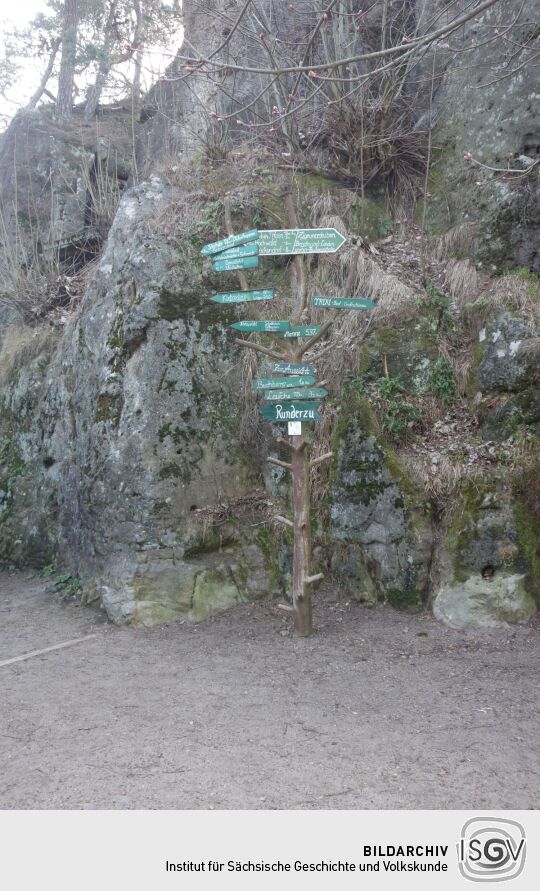 Wegweiser auf den Nonnenfelsen im Zittauer Gebirge.