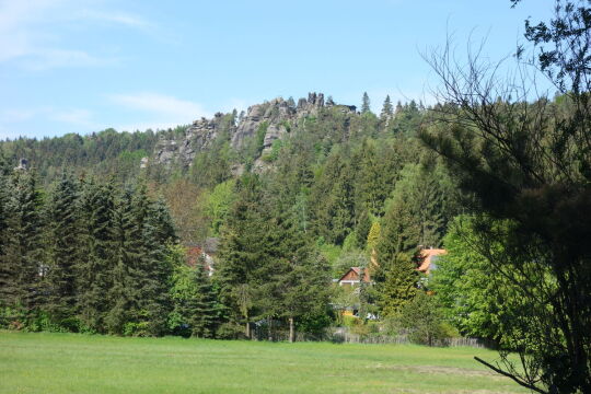 Blick zu den Nonnenfelsen im Zittauer Gebirge.